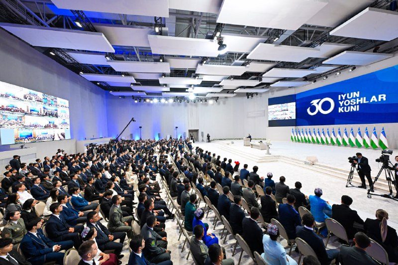 Для молодёжи доступны десятки услуг по освоению профессии и языка, трудоустройству и предпринимательству. Для пользования этими услугами по принципу «единого окна» создаются Молодёжные хабы. Данный опыт, начавшись с Сурхандарьи, поэтапно