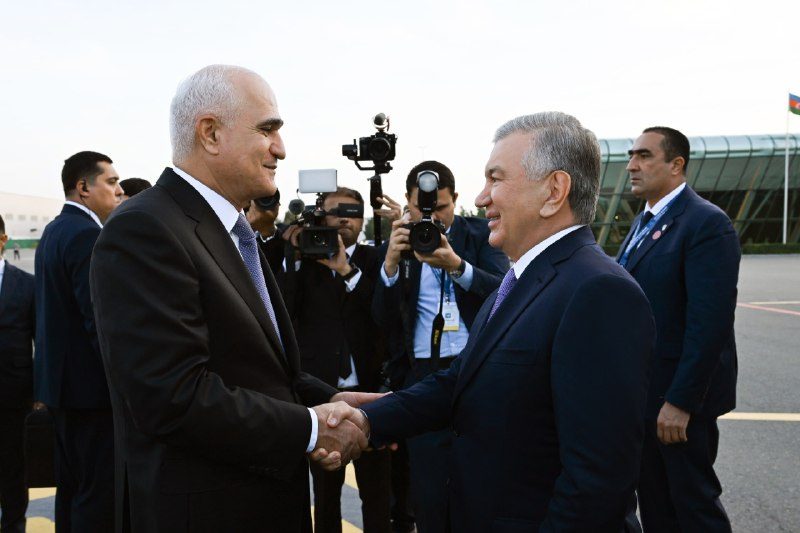 Oʻzbekiston Respublikasi Prezidenti Shavkat Mirziyoyev Ozarbayjon Respublikasi Prezidenti Ilhom Aliyevning taklifiga binoan amaliy tashrif bilan Boku shahriga keldi. Davlatimiz rahbarini Ozarbayjon Bosh vazirining oʻrinbosari Shahin Mustafayev va boshqa r