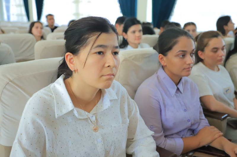 🎓 Организован открытый диалог с выпускной молодёжью