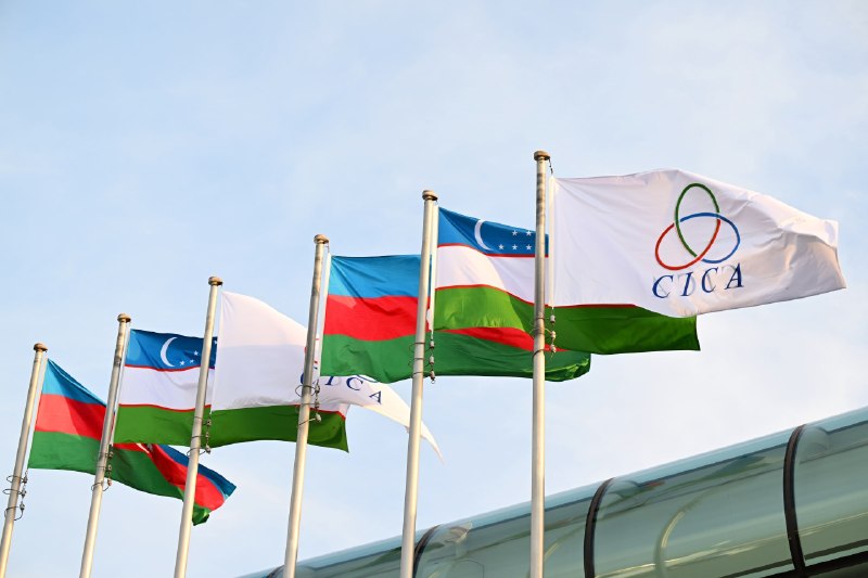 Oʻzbekiston Respublikasi Prezidenti Shavkat Mirziyoyev Ozarbayjon Respublikasi Prezidenti Ilhom Aliyevning taklifiga binoan amaliy tashrif bilan Boku shahriga keldi. Davlatimiz rahbarini Ozarbayjon Bosh vazirining oʻrinbosari Shahin Mustafayev va boshqa r