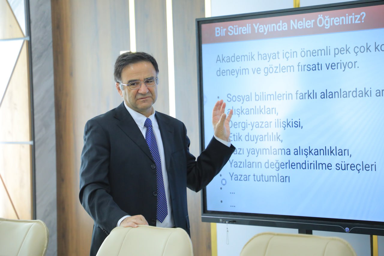 Nurettin Demir institut talabalariga va professor-oʻqituvchilariga turli ma'ruza hamda amaliy mashgʻulotlarni olib bormoqda.